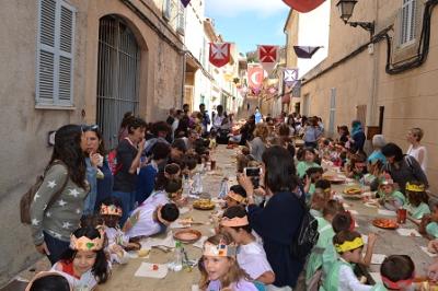 Els escolars s’endinsen dins l’Edat Mitjana amb el Mercat Medieval de Capdepera