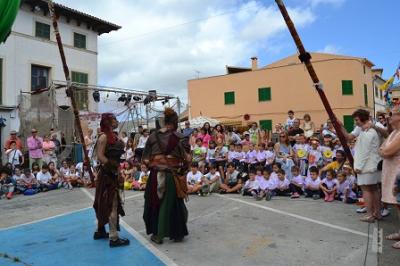 Els escolars s’endinsen dins l’Edat Mitjana amb el Mercat Medieval de Capdepera