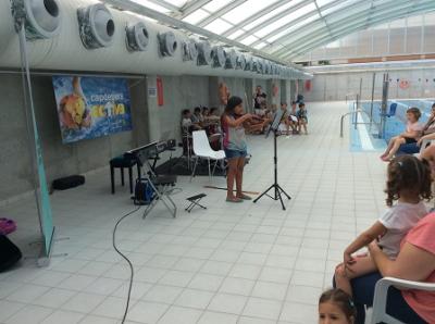El cicle d’interludis musicals conclou amb un refrescant concert a la piscina municipal
