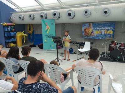 El cicle d’interludis musicals conclou amb un refrescant concert a la piscina municipal