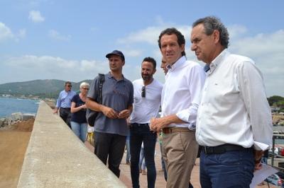 El conseller Marc Pons ha visitat el port de Cala Rajada on ja estan finalitzades les obres de reparació del dic danyat pel temporal de gener