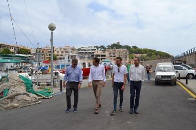El conseller Marc Pons ha visitat el port de Cala Rajada on ja estan finalitzades les obres de reparació del dic danyat pel temporal de gener