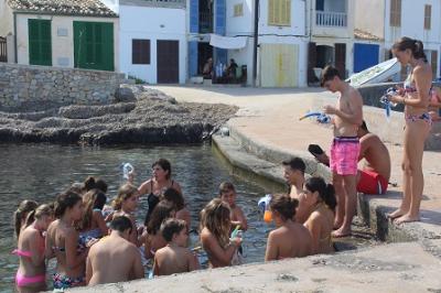 Els alumnes del taller de teatre gaudeixen d’una activitat ambiental per conèixer el fons marí