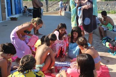 Els alumnes del taller de teatre gaudeixen d’una activitat ambiental per conèixer el fons marí