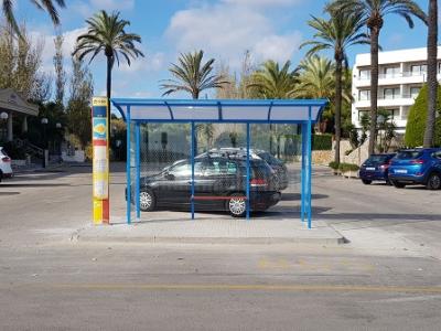 Dues marquesines noves a les parades de bus de Son Moll i carrer Castellet 