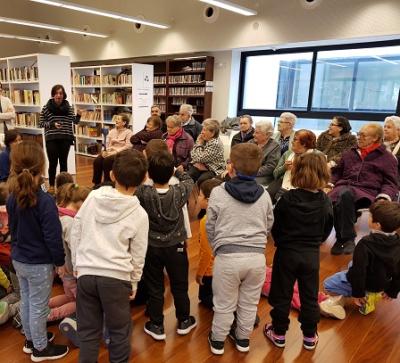 Els padrins i els nins han gaudit plegats d’un conta contes dins una experiència pilot d’un projecte intergeneracional de les Biblioteques municipals de Capdepera