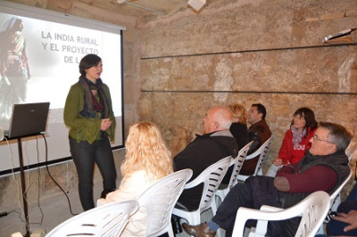 Els doblers recaptats amb l’exposició ‘Postals d’una vida’ serviran per construir cases a la Índia amb la Fundació Vicente Ferrer