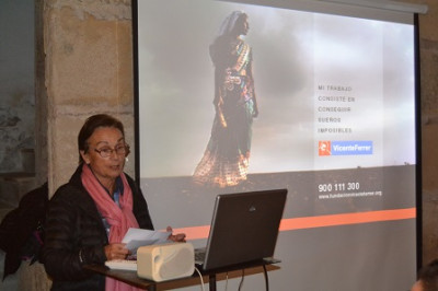 Els doblers recaptats amb l’exposició ‘Postals d’una vida’ serviran per construir cases a la Índia amb la Fundació Vicente Ferrer