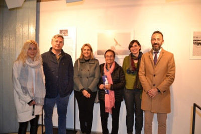 Els doblers recaptats amb l’exposició ‘Postals d’una vida’ serviran per construir cases a la Índia amb la Fundació Vicente Ferrer