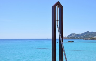 Vicente Barón inaugura l’exposició ‘Passeig del transeünt’ al passeig Marítim de Cala Rajada