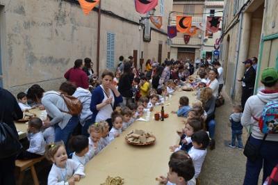 Capdepera dóna inici a la fira medieval més esperada amb el pa amb oli dels escolars