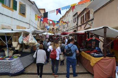 Capdepera dóna inici a la fira medieval més esperada amb el pa amb oli dels escolars