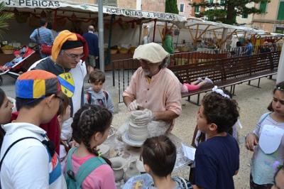 Capdepera dóna inici a la fira medieval més esperada amb el pa amb oli dels escolars