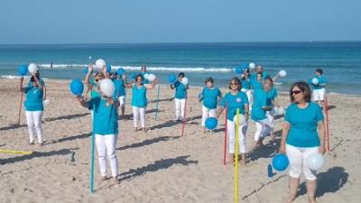 El taller de gimnàstica de gent gran posa punt i final amb una jornada esportiva a la platja de Cala Millor
