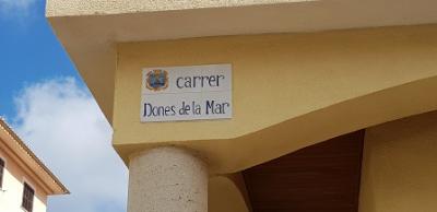  Els carrers ‘Dones de la llata’ i ‘Dones de la mar’ ja llueixen la nova placa 