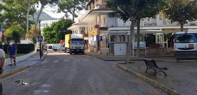 Les tasques de neteja de carrers de Canyamel continuen durant tot el dia d'avui