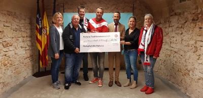 Els veterans del Fortuna Düsseldorf i el FanClub a Mallorca donen un xec de 6895€ pels afectats de les inundacions de Capdepera i Sant Llorenç