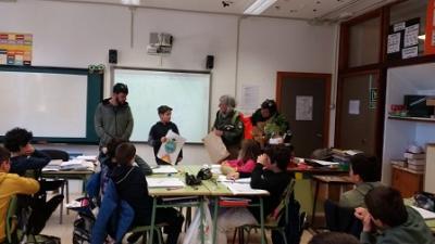 Els nins i nines de S’Auba i S’Alzinar reben els premis del concurs de dibuix  ‘Ni 1 foc al bosc’