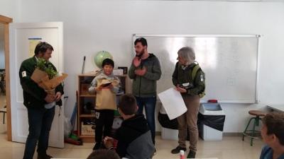 Els nins i nines de S’Auba i S’Alzinar reben els premis del concurs de dibuix  ‘Ni 1 foc al bosc’
