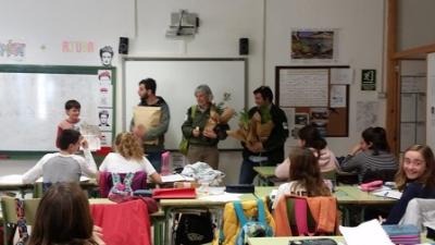 Els nins i nines de S’Auba i S’Alzinar reben els premis del concurs de dibuix  ‘Ni 1 foc al bosc’