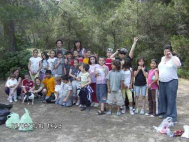 Els nins i nines de l’Escola Viva netegen el pinar de Cala Agulla