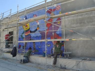 Es comença a instal•lar el segon mural de Gustavo