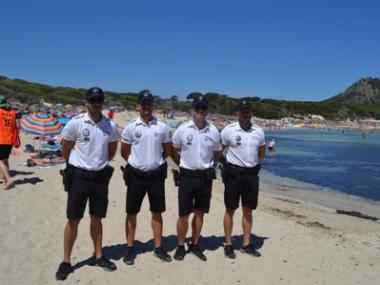 La Unitat de Platges de la Policia Local treballa per evitar activitats il·lícites a les platges 