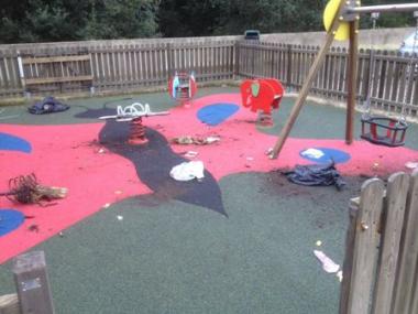 Un acte vandàlic embruta el parc infantil de Canyamel