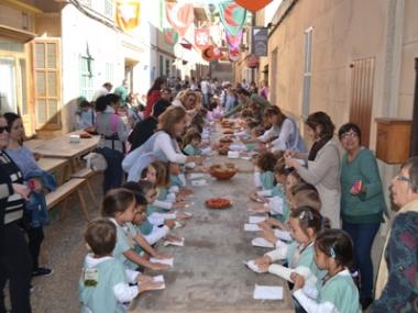 Els escolars comencen la festa amb un pa amb oli medieval
