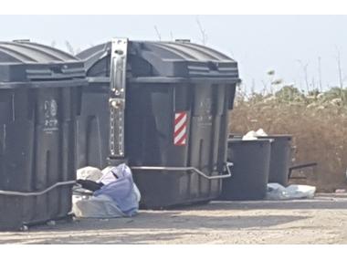 Medi Ambient incideix en la prohibició d’abandonar residus voluminosos al costat dels contenidors