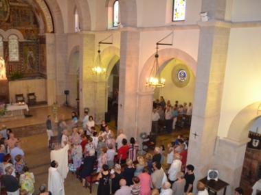 Gustavo dóna quatre vitralls a l’església de Cala Rajada