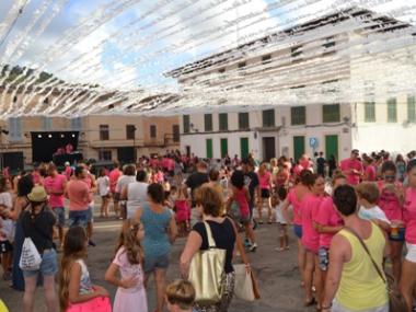 La plaça del Sitjar s’omple de rosa per celebrar el primer ‘tardeo gabellí’