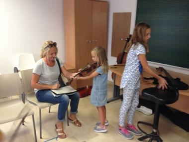 La nova direcció de l’Escola de Música de Capdepera organitza tallers instrumentals amb els escolars del CEIP s’Alzinar