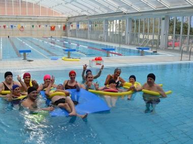 Els usuaris de la residència SARQUAVITAE visiten la piscina municipal
