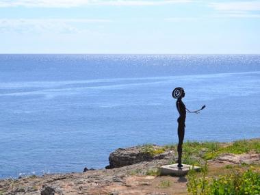 Sarasate inaugura l’exposició ‘Ballant amb les ones’ al passeig Marítim de Cala Rajada