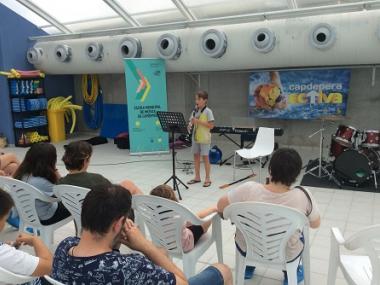 El cicle d’interludis musicals conclou amb un refrescant concert a la piscina municipal