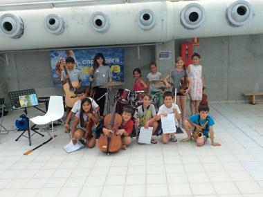 El cicle d’interludis musicals conclou amb un refrescant concert a la piscina municipal