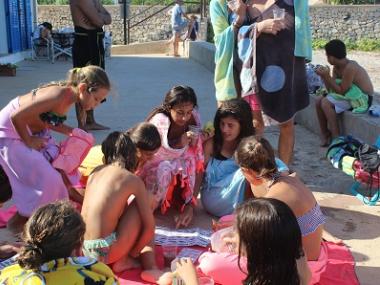 Els alumnes del taller de teatre gaudeixen d’una activitat ambiental per conèixer el fons marí