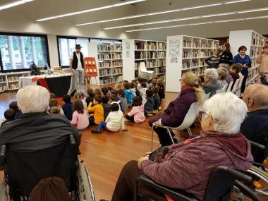 Els padrins i els nins han gaudit plegats d’un conta contes dins una experiència pilot d’un projecte intergeneracional de les Biblioteques municipals de Capdepera