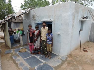 Els doblers recaptats amb l’exposició ‘Postals d’una vida’ serviran per construir cases a la Índia amb la Fundació Vicente Ferrer