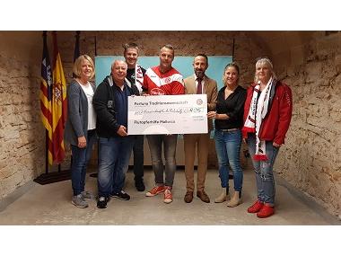 Els veterans del Fortuna Düsseldorf i el FanClub a Mallorca donen un xec de 6895€ pels afectats de les inundacions de Capdepera i Sant Llorenç