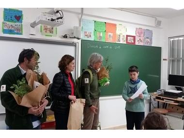 Els nins i nines de S’Auba i S’Alzinar reben els premis del concurs de dibuix  ‘Ni 1 foc al bosc’
