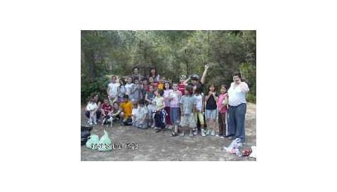 Els nins i nines de l’Escola Viva netegen el pinar de Cala Agulla