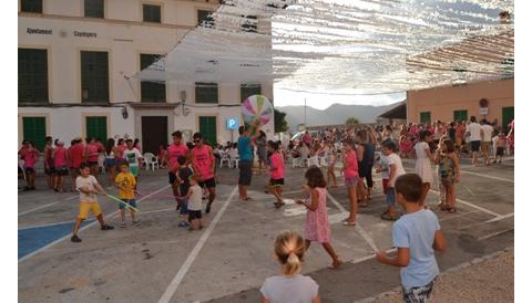 La plaça del Sitjar s’omple de rosa per celebrar el primer ‘tardeo gabellí’