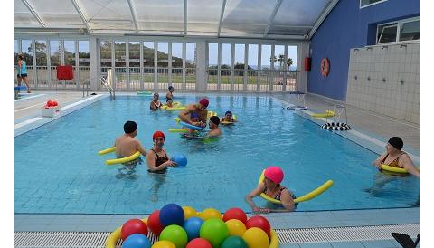 Els usuaris de la residència SARQUAVITAE visiten la piscina municipal