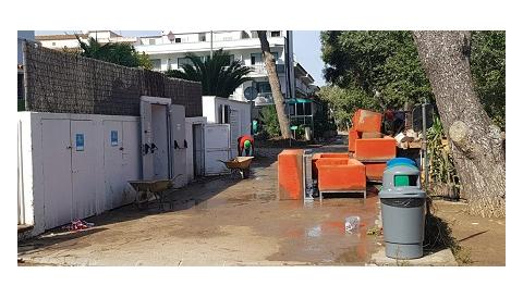 Les tasques de neteja de carrers de Canyamel continuen durant tot el dia d'avui